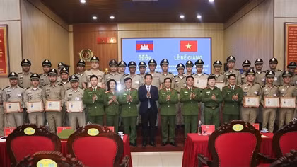 Bế giảng khóa bồi dưỡng “Huấn luyện và sử dụng chó nghiệp vụ” cho cán bộ Bộ Nội vụ Campuchia