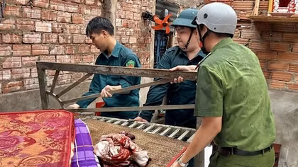 Công an giúp dân khắc phục hậu quả sau dông lốc do mưa trái mùa