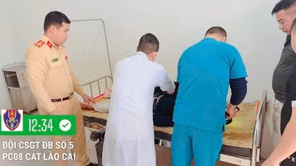 Cảnh sát giao thông kịp thời đưa người dân đi cấp cứu, vượt qua cơn nguy kịch