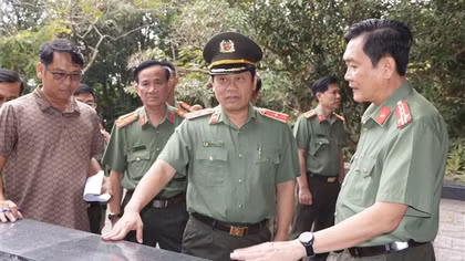 Khẩn trương tôn tạo Khu di tích Hòn Đá Bạc và xây dựng 500 căn nhà đại đoàn kết tại tỉnh Cà Mau