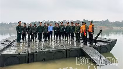 Thần tốc thi công cầu phao qua sông Lô