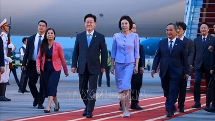 Tổng thống Hàn Quốc Lee Jae Myung và phu nhân bắt đầu thăm cấp Nhà nước tới Việt Nam