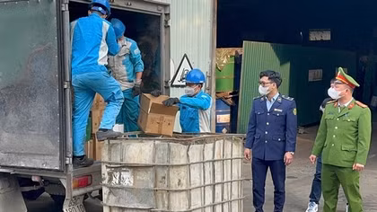 Tiêu hủy hơn 2.200 chai rượu nhập lậu tại Hưng Yên