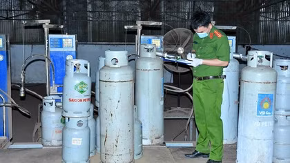 Đột kích đường dây làm gas giả quy mô lớn, thu gần 4.000 bình gas