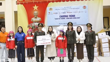 Trường Cao đẳng ANND I tặng quà cho học sinh và Công an xã biên giới Tuyên Quang