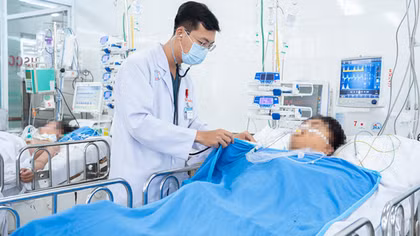 Vụ xe khách lao xuống vực: 2 thợ lặn cấp cứu tại Bệnh viện Chợ Rẫy sức khỏe hiện ra sao?