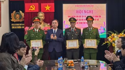 Khen thưởng Công an phường Láng bắt đối tượng truy nã quốc tế