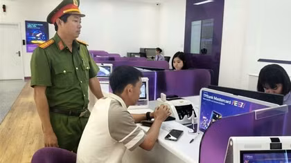 Công an xã hỗ trợ nhận lại 1,2 tỷ đồng tiền chuyển khoản nhầm