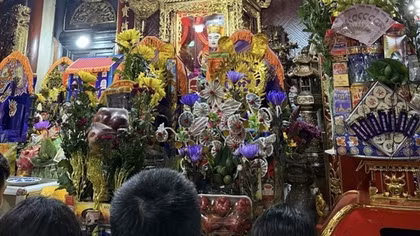 Nhộn nhịp dịch vụ đi lễ thuê giữa mùa lễ hội