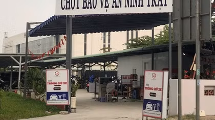 Bãi giữ xe cho người đi Metro “mọc” trên đất quảng trường?