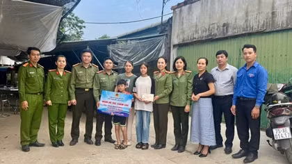 Công an TP Huế nhận đỡ đầu những hoàn cảnh bị ảnh hưởng nặng nề sau thiên tai