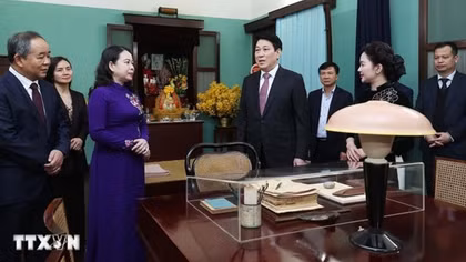 Chủ tịch nước Lương Cường dâng hương tưởng niệm Chủ tịch Hồ Chí Minh tại Nhà 67