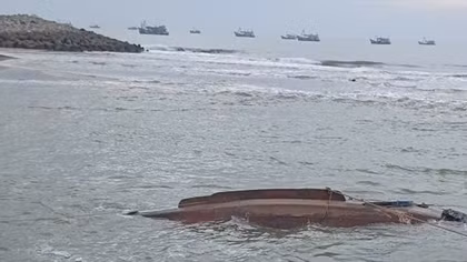 Tàu cá bị sóng đánh chìm, 1 thuyền viên mất tích