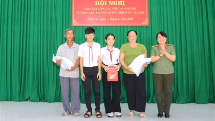 Công an xã ở Cần Thơ trích lương nhận đỡ đầu 2 học sinh mồ côi
