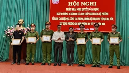 Nghi hộp hàng chứa ma túy, nam nhân viên giao hàng đến trụ sở Công an trình báo