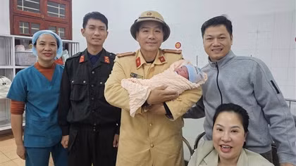 CSGT đưa sản phụ chuyển dạ trên cao tốc đi cấp cứu