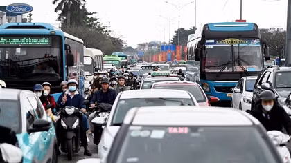 Người dân kết thúc nghỉ Tết sớm, cửa ngõ Hà Nội đông đúc trở lại