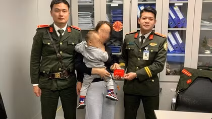 Nữ hành khách bỏ quên nhẫn, lắc vàng ở sân bay vui mừng nhận lại tài sản