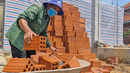 Vật liệu xây dựng “đội giá”, nhiều công trình dân sinh ở Huế thi công cầm chừng