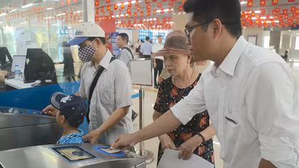 Hà Nội Metro áp dụng cổng soát vé định danh, sinh trắc học trên cả hai tuyến