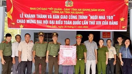 Công an tỉnh An Giang bàn giao “Ngôi nhà 19/8” tặng 2 hộ dân