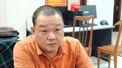 "Nổ" quen biết chủ cá cảnh để "dàn xếp" rút đơn tố giác, chiếm đoạt tiền tiêu xài cá nhân