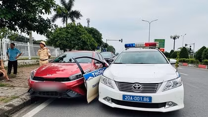 Xử lý lái xe vi phạm tốc độ và nồng độ cồn, rồi đâm thẳng vào xe của CSGT