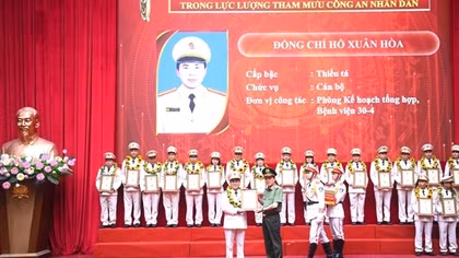Người chiến sĩ “áo trắng” tận tâm với công việc, hết lòng vì người bệnh