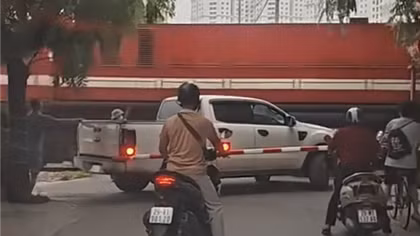 Thót tim cảnh bán tải vượt gác chắn suýt bị tàu hỏa tông