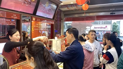 Giá vàng bất ngờ “quay xe”, người mua cẩn trọng!