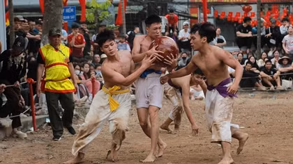 Sôi động hội vật cầu Thúy Lĩnh đầu Xuân 2026