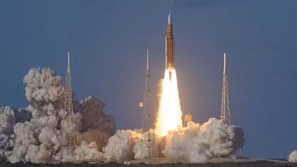 NASA phóng thành công tàu chở người bay quanh Mặt Trăng
