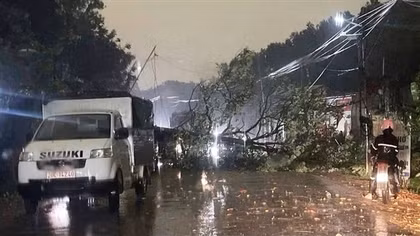 Mưa đá, dông lốc khiến 1 người chết, hơn 1.000 căn nhà tốc mái