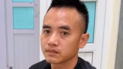 Tạm giữ hình sự tài xế xe bán tải tạt đầu xe máy ở Hà Nội