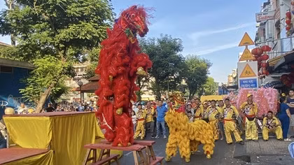 Rộn ràng tiếng trống lân ngày mùng 2 Tết
