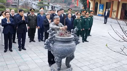 Tổng Bí thư Tô Lâm dâng hương tưởng niệm các đồng chí lãnh đạo tiền bối