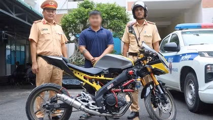Tịch thu phương tiện chở ba người "biểu diễn" trên đường