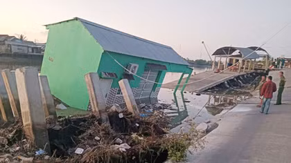 Sạt lở cuốn trôi nhà, gây sụt lún ở Cà Mau