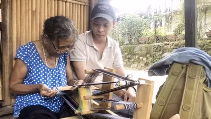 Người "dệt sử thi"