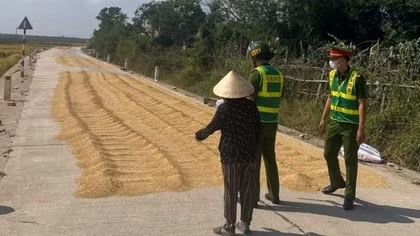 Hiểm hoạ từ việc người dân phơi thóc trên các tuyến giao thông