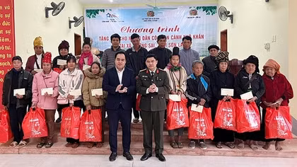 Trao tặng 200 phần quà Tết cho người dân có hoàn cảnh khó khăn tại Sơn La