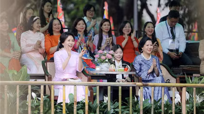 Phu nhân Ngô Phương Ly và phu nhân Tổng thống Hàn Quốc thưởng thức nghệ thuật rối nước