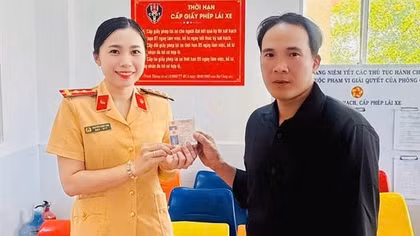Công an Cà Mau cấp, đổi giấy phép lái xe trong ngày