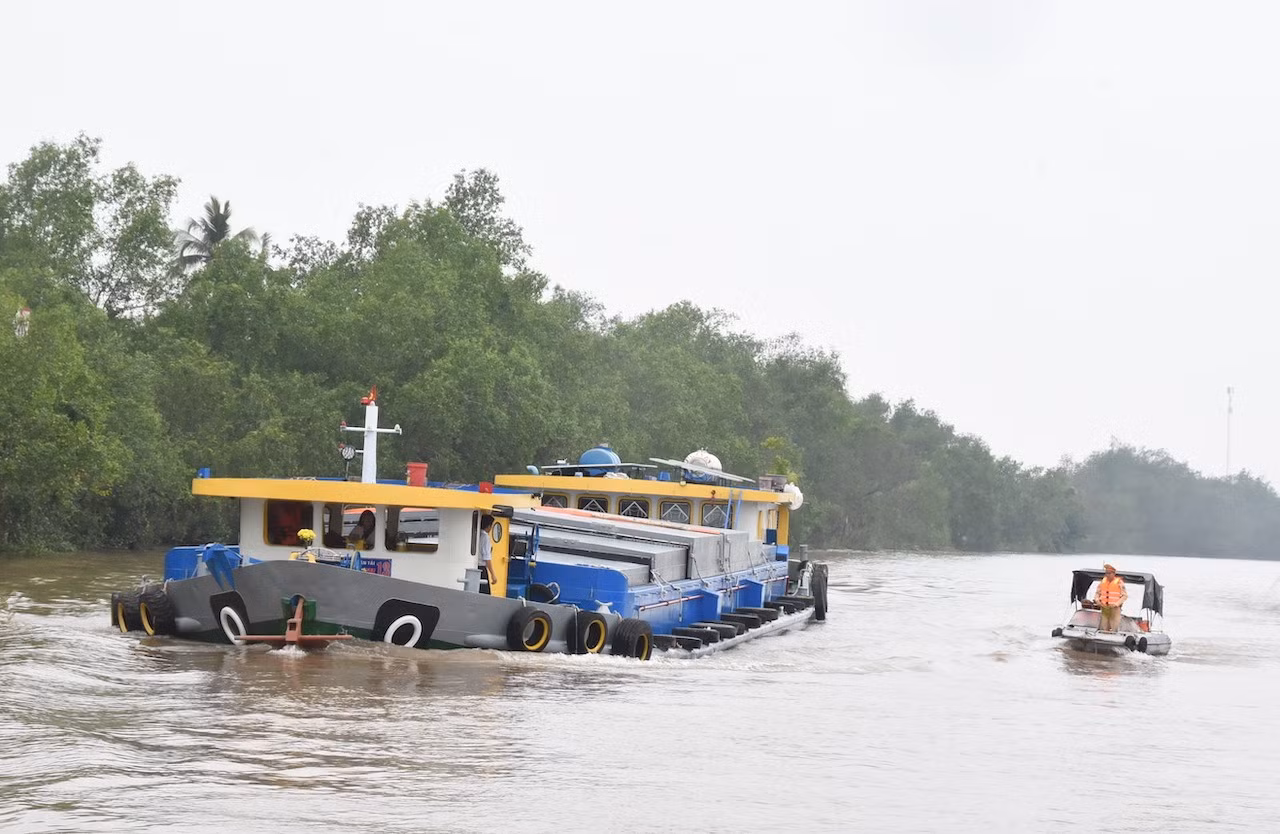 tuan-tra-kiem-soat-dam-bao-trat-tu-an-toan-giao-thong-tren-tuyen-kenh-cho-gao-1.jpg