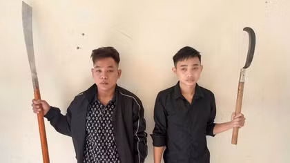 Tạm giữ hình sự 2 đối tượng mang hung khí để giải quyết mâu thuẫn