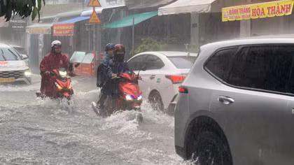 Mưa lớn làm cho đường phố như sông.