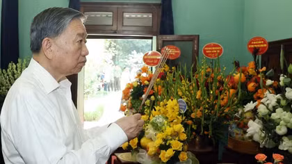 Tổng Bí thư, Chủ tịch nước Tô Lâm dâng hương tưởng nhớ Chủ tịch Hồ Chí Minh