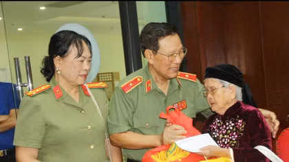 Thiếu tướng Trịnh Xuân Thu luôn hướng về quê hương bằng những việc làm ý nghĩa để tri ân Mẹ Việt Nam anh hùng và các anh hùng, liệt sĩ. 