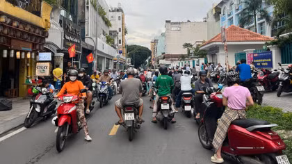 Công an TP Hồ Chí Minh xử lý lấn nạn chiếm lòng đường, vỉa hè trước cổng trường 