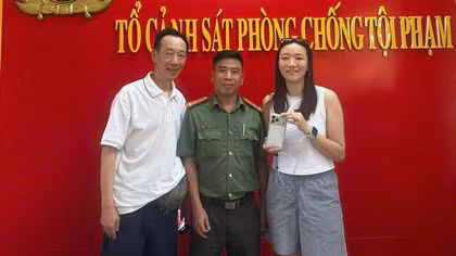 Công an phường hỗ trợ du khách nước ngoài tìm lại tài sản